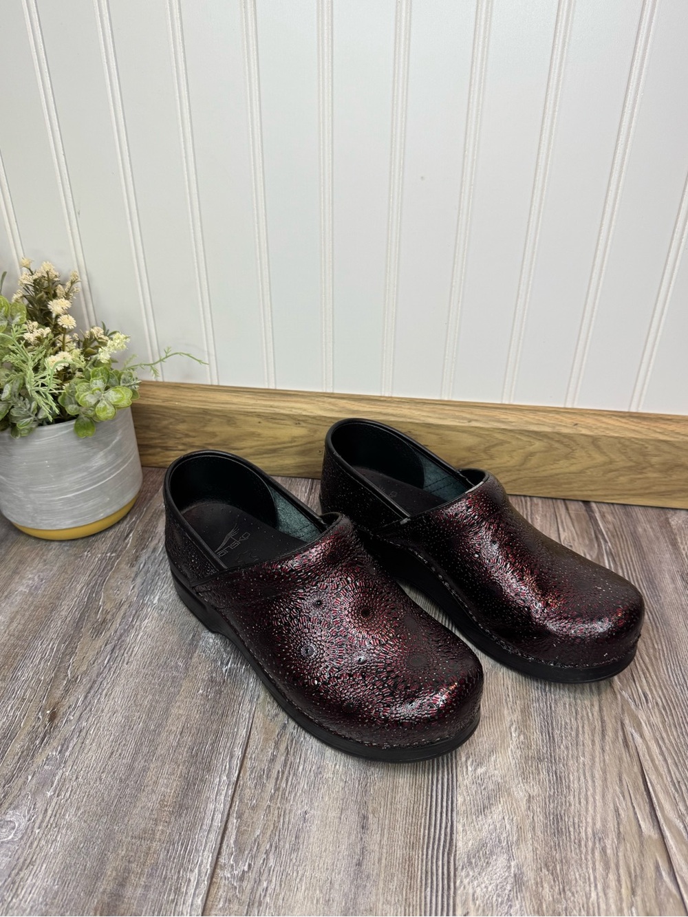 Dansko Womens Professional Wine Medallion Clogs Shiny Heeled EU 38 US 7.5 to 8